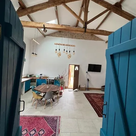 Virolet Barn Queaux